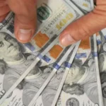 Dólar sobe a R$ 5,18, maior valor em mais de dois meses; Bolsa brasileira recua