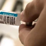 Vacina de Covid reduz o risco de infarto e derrame em idosos, revela novo estudo