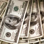 Dólar fecha a R$ 5,60, menor valor em sete meses, e Ibovespa bate recorde