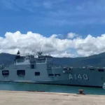 Maior navio de guerra da América Latina chega ao Rio Grande do Sul para auxiliar em enchentes