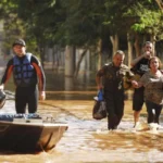 Enchente avança pelo Menino Deus e bairro é evacuado com botes e barcos