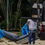 Após mais de 13 horas, corpo de autor de atentado é retirado da Praça dos Três Poderes, em Brasília