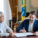 Eduardo Leite reassume o cargo de governador do Rio Grande do Sul após período de férias