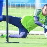 Especulado no Boca Juniors, Marchesín vira baixa no Grêmio com desconforto muscular