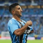 Ex-empresário de Cristian Olivera faz fortes críticas ao atacante do Grêmio: “Enquanto compra bolsas para a esposa, a mãe limpa o chão”