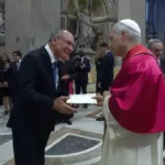 Vice-presidente Geraldo Alckmin entrega ao papa convite para COP30