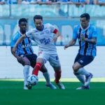 Com pênalti polêmico, Grêmio vence por 1 a 0 o Bahia e deixa a zona de rebaixamento do Brasileirão