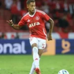 Vitinho fratura dedo e aumenta os problemas ofensivos do Inter