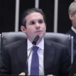 Presidente da Câmara dos Deputados espera reunião com o governo, mas pode pautar a revogação do IOF na terça-feira