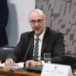 Casa Civil espera o retorno de Lula ao Brasil para definir o futuro do diretor-geral da Abin