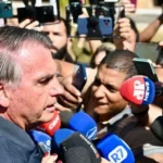 Bolsonaro diz que não sabia de pen drive no banheiro e que vai perguntar a Michelle se é dela