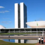Câmara avança em proposta que exige autorização judicial para menores atuarem como influenciadores digitais
