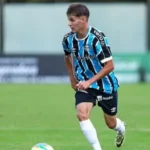 Grêmio avança em renovação de contrato com promessa da base