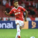 Inter anuncia renovação de contrato com o atacante Vitinho