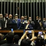 Presidente da Câmara decide indicar afastamento de deputados por motim