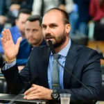 Mesmo fora do Brasil, Eduardo Bolsonaro volta a receber salário e mantém gabinete com 8 funcionários ao custo de R$ 123 mil