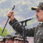 Maduro aparece de farda e se diz pronto para se defender dos EUA