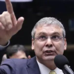 Líder do PT aciona STF para impedir bloqueio de contas de Moraes, previsto pela Lei Magnitsky