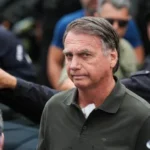 Após retirada de lesões da pele, Bolsonaro volta à prisão domiciliar