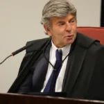 Fux absolve Bolsonaro e condena Braga Netto e Cid pela trama golpista