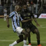 Gabriel Mec recusa proposta do futebol da Ucrânia e seguirá no Grêmio