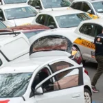 Sindicatos representantes de autoescolas protestam em Porto Alegre contra o fim da obrigatoriedade de aulas para CNH