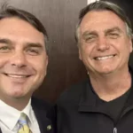 Defesa de Bolsonaro pede ao ministro Alexandre de Moraes o retorno das visitas de Flávio ao seu pai
