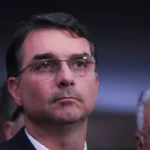Flávio Bolsonaro pede investigação do Supremo contra Lula por fala sobre enforcar “traidores da pátria”