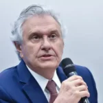 Ronaldo Caiado diz que Flávio Bolsonaro deve explicar ao Brasil elo com o ex-banqueiro Daniel Vorcaro