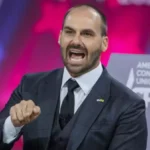 Eduardo Bolsonaro diz que a aliança com o partido Novo deveria ser encerrada após as críticas de Romeu Zema contra Flávio