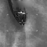 Aeronaves dos Estados Unidos disparam contra navio que tentou romper bloqueio a portos do Irã
