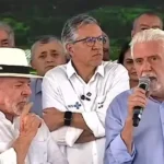 Lula discursa ao lado do ex-líder do governo no Senado Jaques Wagner e diz que “todo amigo é um irmão”